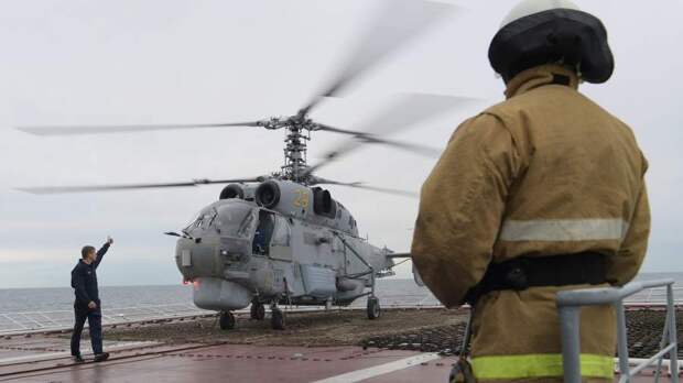 Экипаж вертолета фрегата «Адмирал Горшков» провел разведку в Атлантике