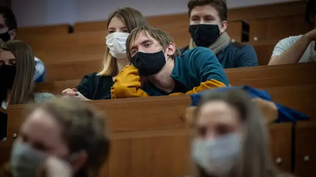 Минобрнауки не обсуждает введение сертификатов о вакцинации для посещения вузов