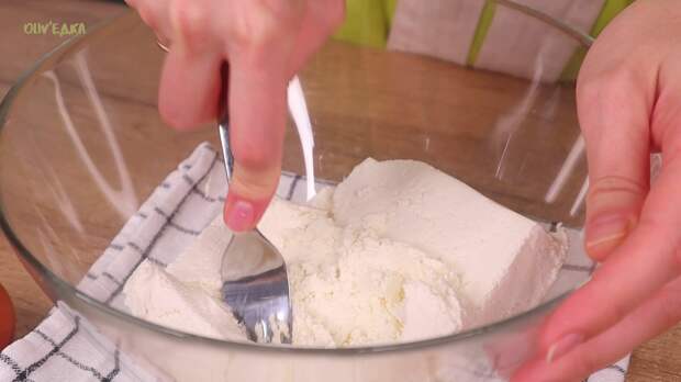 Готовим 👨🏻🍳 Подробный видео рецепт и ингредиенты можно посмотреть в конце статьи⤵️ Для этой запеканки, я люблю использовать мелкозернистый творог, он продается в "брикетах", его не нужно...-2