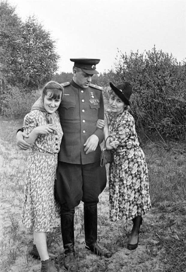 Константин Рокоссовский с женой Юлией Барминой и дочерью Ариадной. 1945 г. / Фото: www.twitter.com