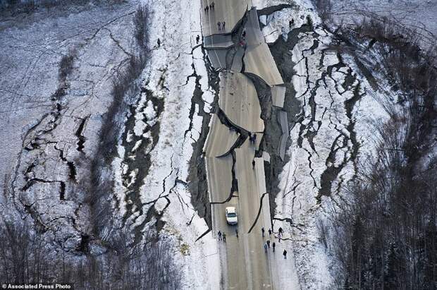 Землетрясение на Аляске: джип пытается проехать по разрушенной дороге ynews, аляска, землетрясение, последствия, последствия землетрясение, разрушения, стихийное бедствие, стихия