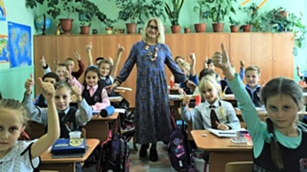 Учитель и ученики школы в поселке Южном / Фото: Екатерина Смолихина / amic.ru