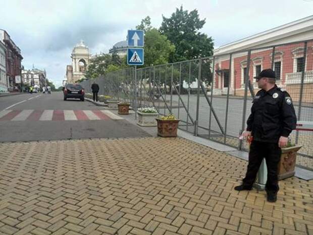 К приезду Порошенко в Одессе замаскировали Стену Героев