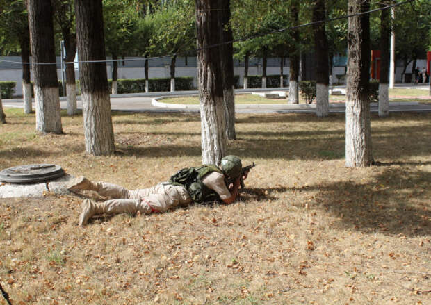 Российские военнослужащие отразили условное нападение бандгруппы на военной городок в Киргизии