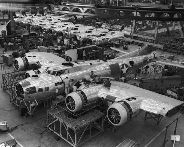 Производство бомбардировщиков B-17 на заводе фирмы «Локхид» в Бербанке, США.