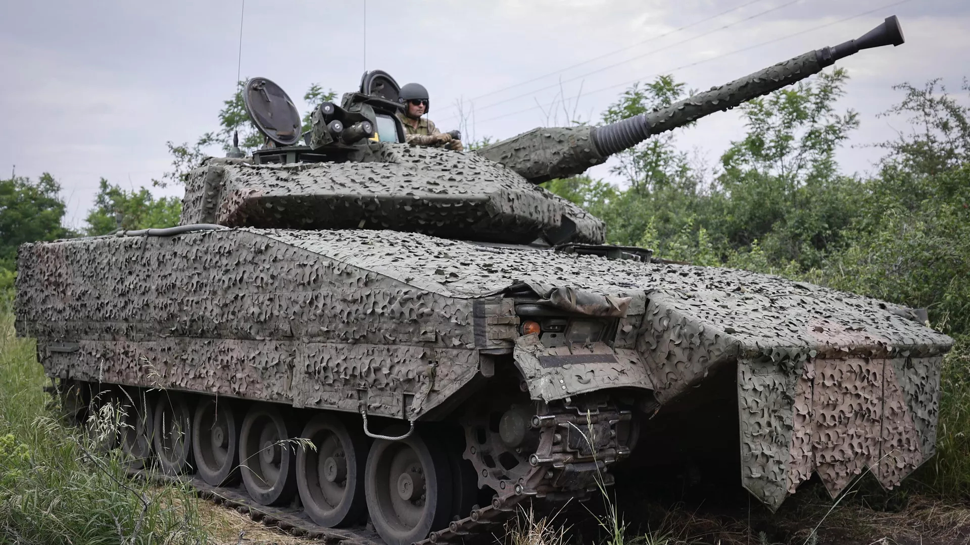 Украинский военный на шведской БМП CV90 Украинский военный на шведской БМП CV90 - РИА Новости, 1920, 01.09.2023