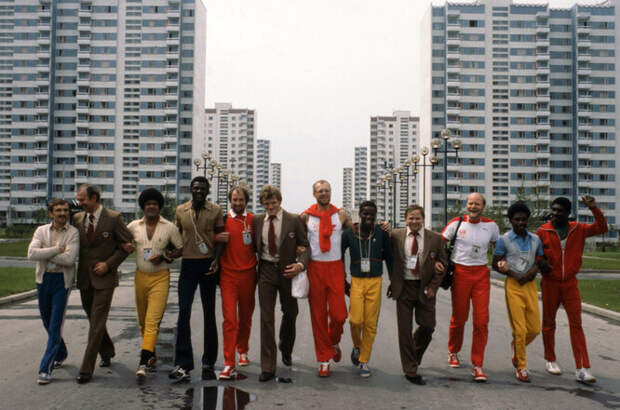 Спортсмены СССР, Дании и Гайаны в Олимпийской деревне