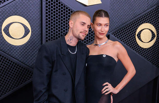 Модель Хейли Бибер пришла на «Грэмми» в платье с полупрозрачными вставками