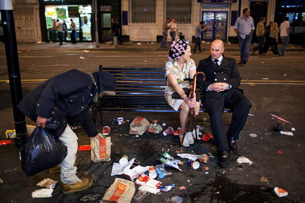 Пьяные англичане в Кардиффе: фотографии Maciej Dakowicz