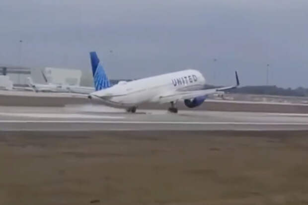 Самолет с 200 пассажирами на борту потерял колесо во время посадки и попал на видео