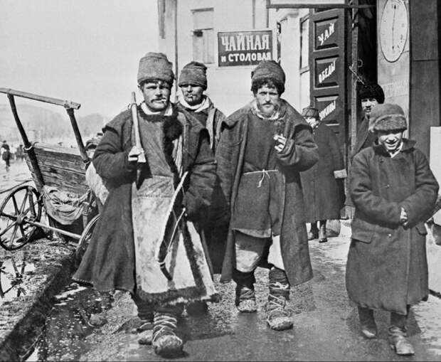 Трое вышли из чайной… 1920г. Деревенские плотники на Смоленском рынке. история, фото, это интересно