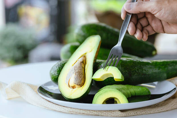 Врач Симаков: авокадо и протеиновые батончики могут спровоцировать вздутие