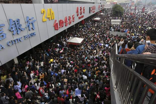 Толпы людей на вокзале Чжэнчжоу в первый день "Золотой недели" — праздника в честь основания КНР.  китай, люди, население