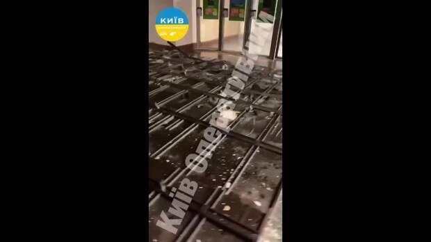 Потолок на нескольких станциях метро в Киеве обвалился из-за сложных погодных условий. Станции работают в обычном режиме, — Киевский метрополите...