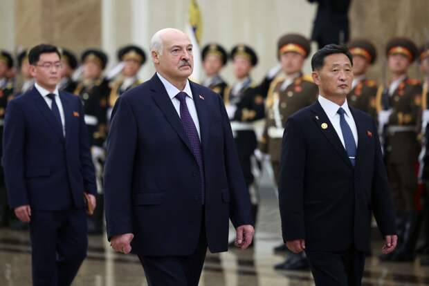 Лукашенко подарил хоккеистам минского «Динамо» набор продуктов