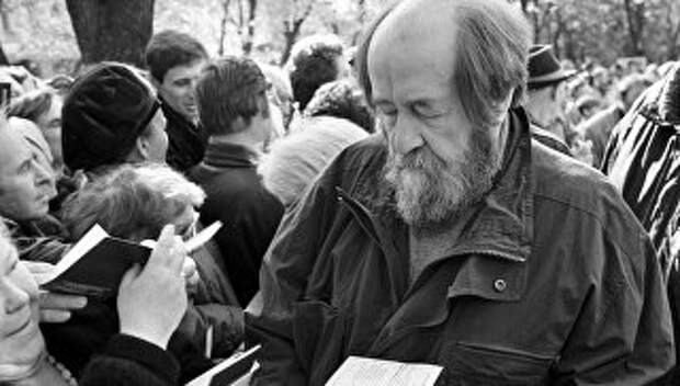 Писатель Александр Солженицын дает автографы на открытии памятника Сергею Есенину. Архивное фото