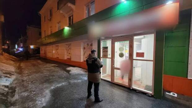 Россиянку госпитализировали после падения наледи с крыши