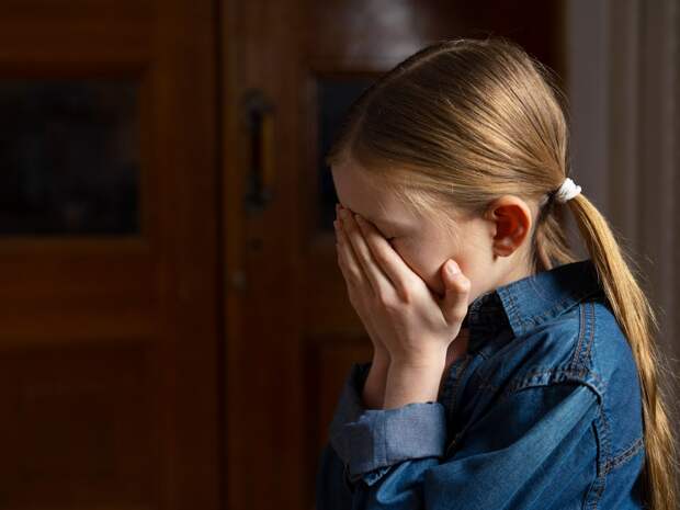 В детском лагере во Владивостоке соседка издевалась над 7-летней девочкой