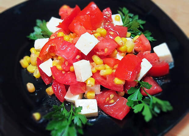 Кукуруза с томатами и утка с малиной: готовим необычные летние салаты