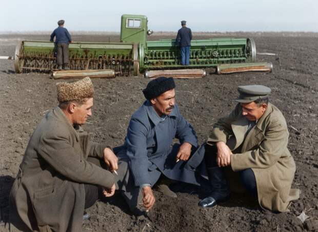 Посевной агрегат Адыгейской МТС Кошехабльского р-на во время сева озимой пшеницы на полях колхоза "Егерухай 1"