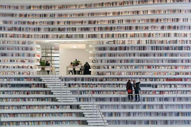 Необычное расположение читальных залов и  полок в Tianjin Binhai Library (Китай).