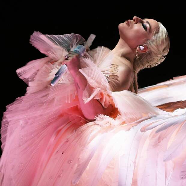 Леди Гага на премии «Грэмми» в 2018 году. /Фото: s.yimg.com