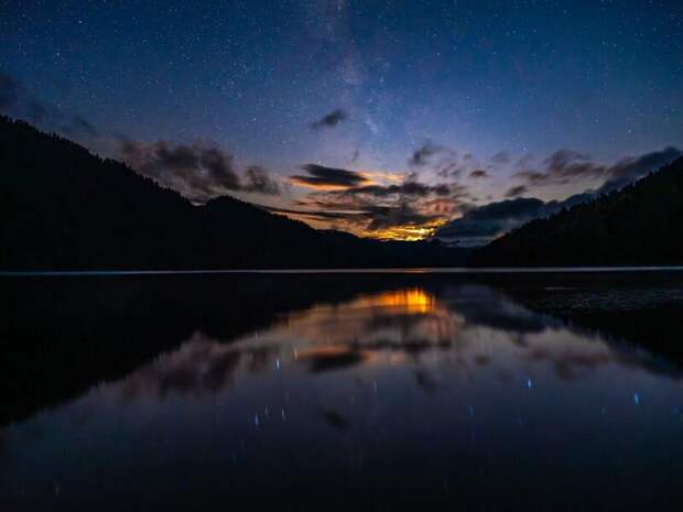 Завораживающее звездное небо Алтая / Фото: Роман и Татьяна Воробьевы