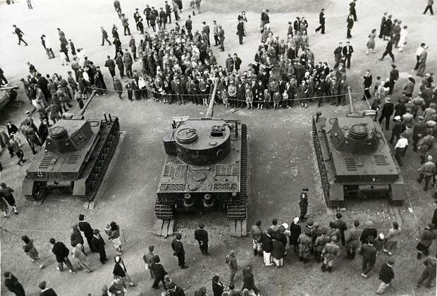 История повторяется. Выставка трофейного вооружения в парке Горького 1943 г.