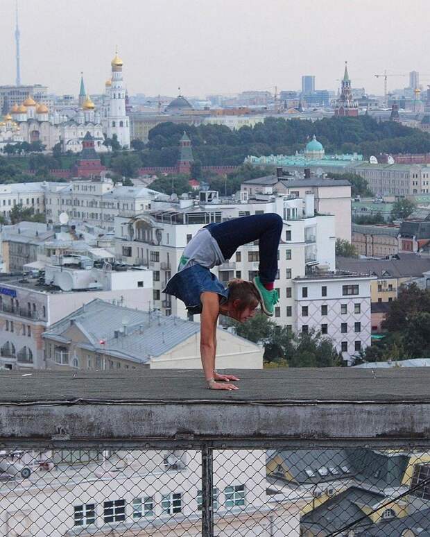 Русская девушка делает очень рискованные снимки на высоте в разных уголках мира девушка, руфер, экстрим