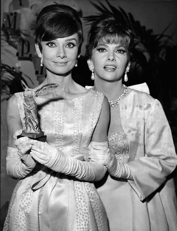 29 октября 1965 года, в парижском театре Marigny Одри Хепберн была вручена награда " Victoire du Cinema"