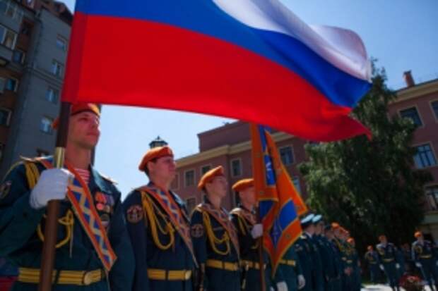 человек с флагом. 20 лет флагу. день российского флага в волгограде. поднятие флага в школах россии. день флага.