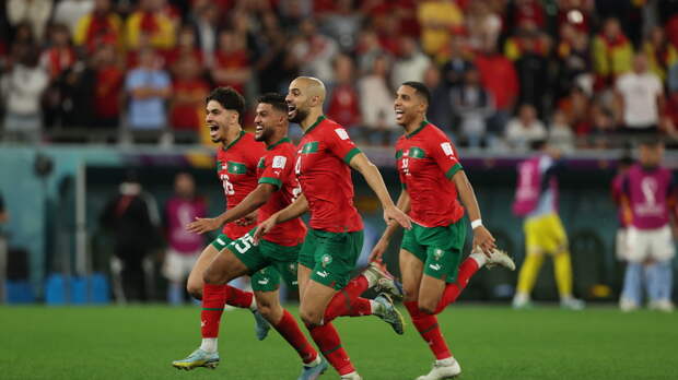 Футболисты Марокко поклонились болельщикам после победы над Испанией