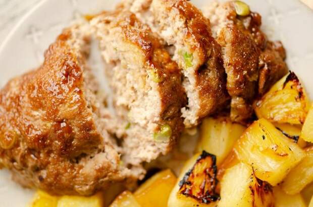Мясной рулет с ананасами и рисом. \ Фото: myrecipemagic.com.