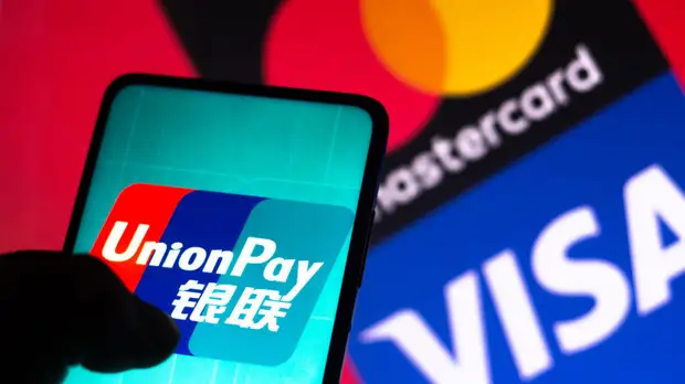 РБК: попавшие под блокирующие санкции российские банки не смогут выпускать карты UnionPay