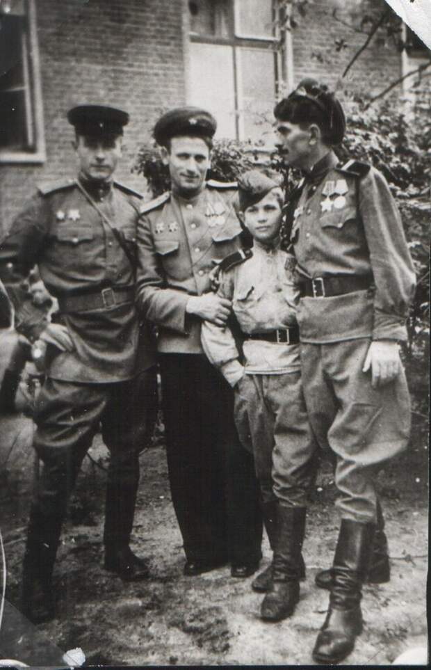 Сын полка Володя Тарновский с боевыми товарищами в Берлине. 
