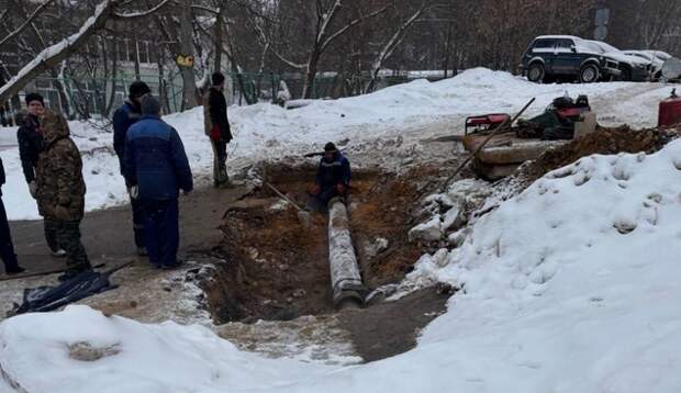 В тульском Заречье прорвало трубу с горячей водой