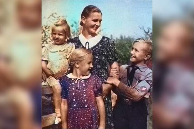 Фотография нацистской пропаганды: мать, её две дочери и сын в униформе гитлерюгенда позируют для нацистского журнала SS-Leitheft, февраль 1943 года