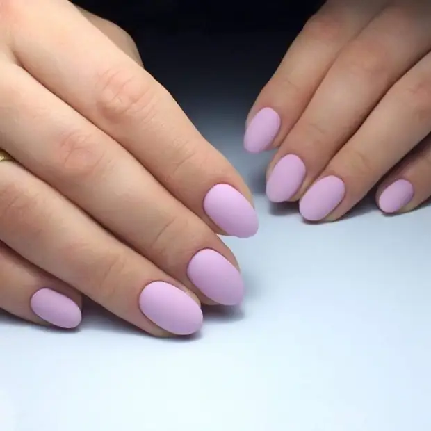 Однотонный маникюр: модные тенденции сезона 2022