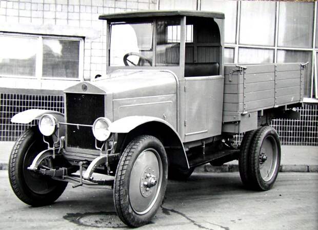 Поздний вариант автомобиля АМО-Ф-15 с жестким верхом кабины. 1928 год