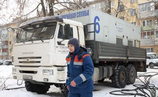 На фото: сотрудник аварийной службы микрорайона Климовск во время устранения последствий аварии, в результате которой без отопления остались жители микрорайона, Подольск