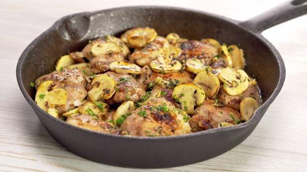 Куриные бедра с грибами в чесночном соусе: ароматные, сочные и аппетитные