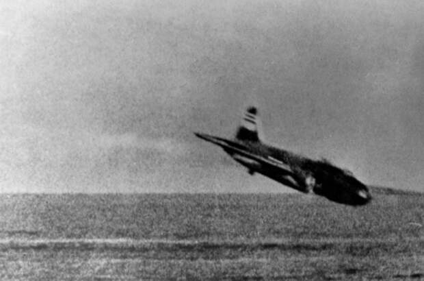 Падение японского бомбардировщика G4M «Бетти», сбитого американскими палубными истребителями Grumman F4F-3 Wildcat из 3-й истребительной эскадрильи (VF-3) Великая отечественая война, архивные фотографии, вторая мировая война