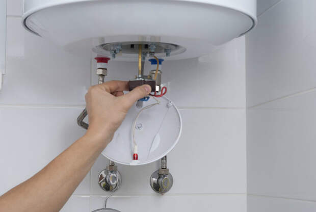 Уход за нагревателем. | Фото: Sherlock Plumbing Heating & Air. Уход за нагревателем. | Фото: Sherlock Plumbing Heating & Air.