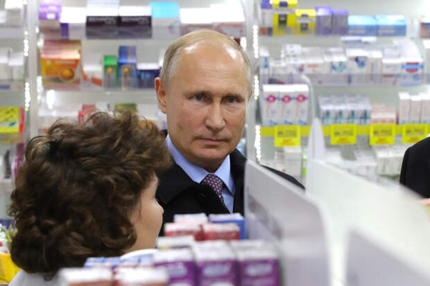 «Путин не стал бы прививаться российской вакциной»: реакция соцсетей на вакцинацию президента
