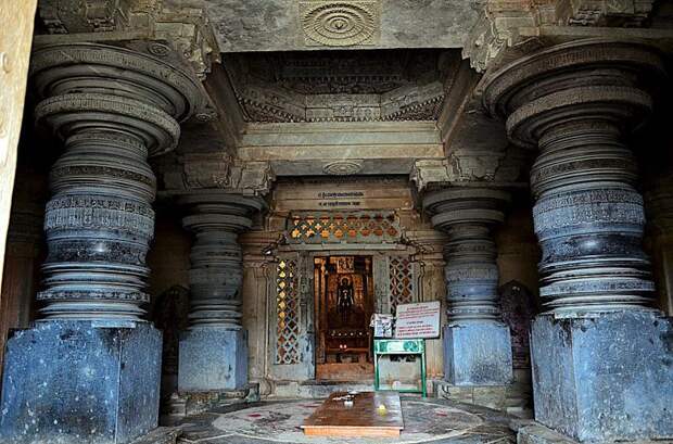 Город Шраванабелагола Индия знаменит резными колоннами, с неповторимой формой, способ обработки которых до сих пор непонятен ученым загадки, интересное, камни, мегалиты, факты, цивилизации