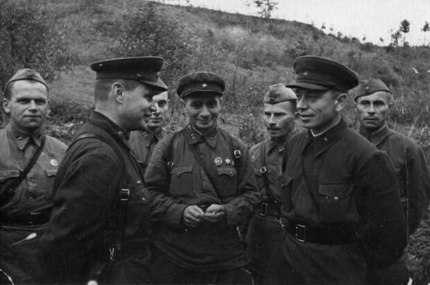 В 1941 году немцы долго удивлялись тому факту, почему простые советские солдаты не радуются расстрелам их офицеров и политработников. |Фото: waralbum.ru.