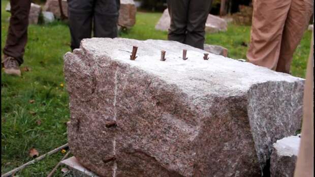 Расколоть камень не так уж сложно. |Фото: YouTube.