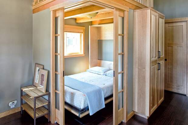 Для ощущения максимального комфорта и уюта спальное место можно оградить гипсокартонными стенами и деревянными перегородками.