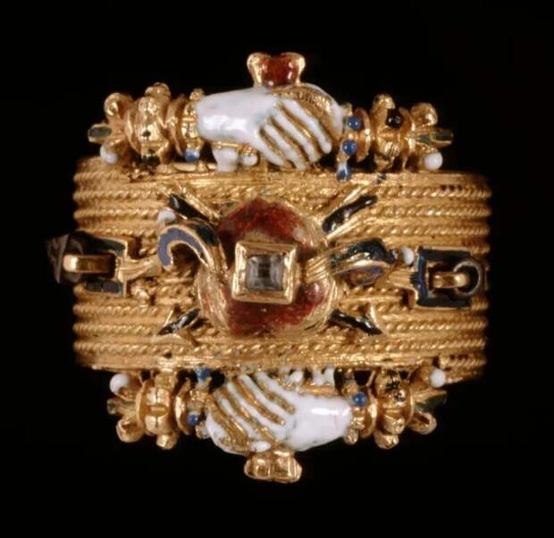 9. Золотое кольцо с эмалью из Венгрии, 1800-е годы, из Британского музея 9. Золотое кольцо с эмалью из Венгрии, 1800-е годы, из Британского музея