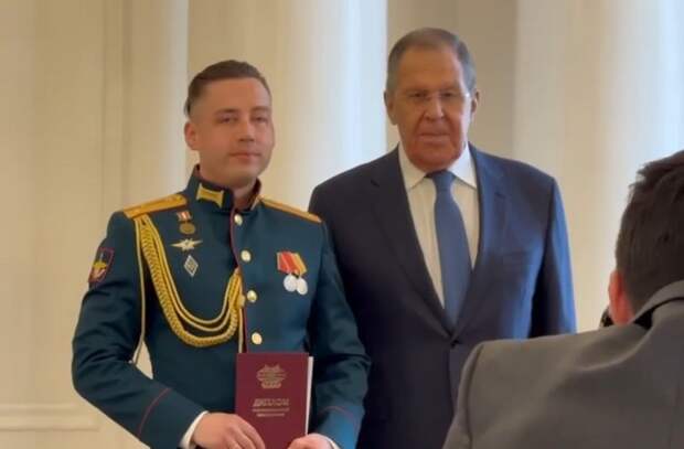 Сергей Лавров вручил ветеранам СВО из Смоленска дипломы МГИМО